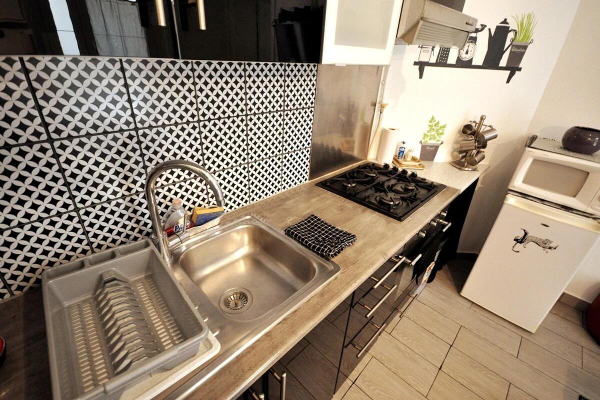 Warm And Comfortable In Montmartre Apartment Paris